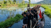 डल झील में निकला मुहर्रम का सबसे अनोखा जुलूस... काले झंडों से सजे शिकारा पर गूंजा 'या हुसैन'