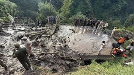 पुंछ में फिर टूटा कुदरत का कहर! लोरान में भीषण भूस्खलन से 7 लोगों की मौत, मलबे से शव बरामद, रेस्क्यू ऑपरेशन जारी