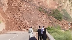 जम्मू-श्रीनगर NH-44 पर चिनैनी के पास भारी भूस्खलन, रास्ते पर गिरा पहाड़ का मलबा, यातायात ठप...