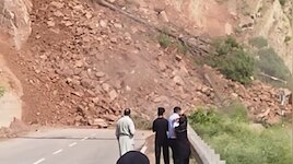 जम्मू-श्रीनगर NH-44 पर चिनैनी के पास भारी भूस्खलन, रास्ते पर गिरा पहाड़ का मलबा, यातायात ठप...