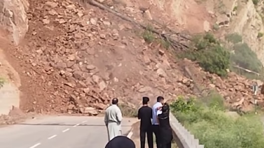 जम्मू-श्रीनगर NH-44 पर चिनैनी के पास भारी भूस्खलन, रास्ते पर गिरा पहाड़ का मलबा, यातायात ठप...