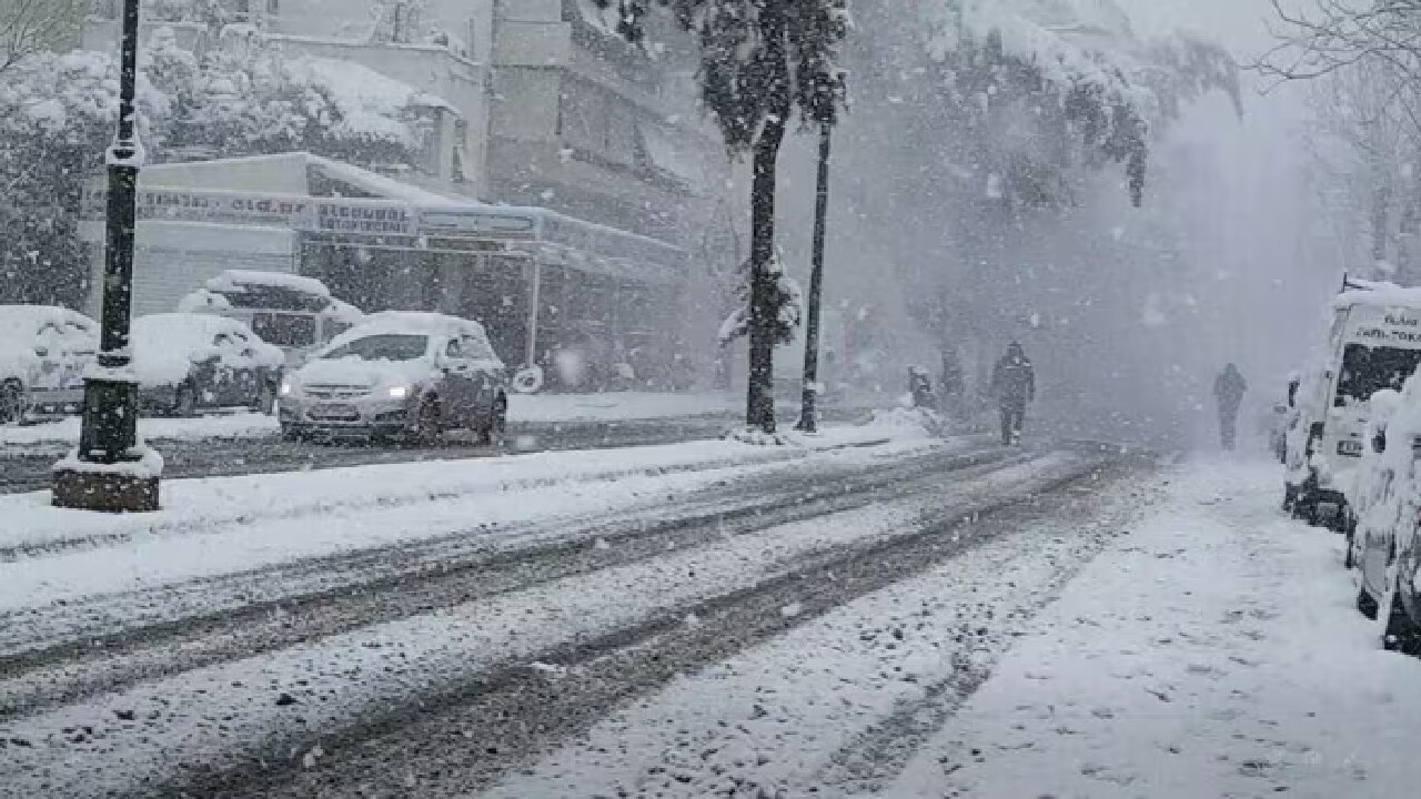 First Snowfall : गुलमर्ग के अफरवात में हुई मौसम की पहली बर्फबारी !