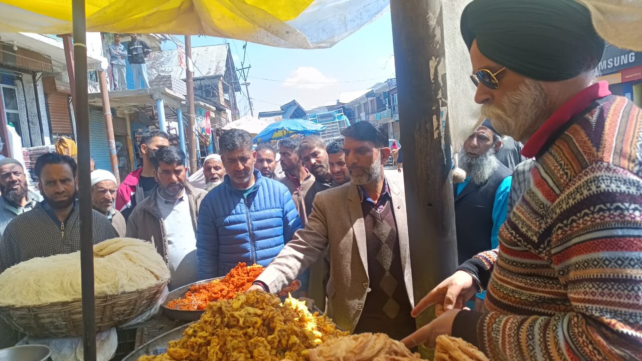 Food Safety dept. : कुलगाम के बाजारों में दौरा करने पहुंची फूड सेफ्टी डिपार्टमेंट की टीम ! 