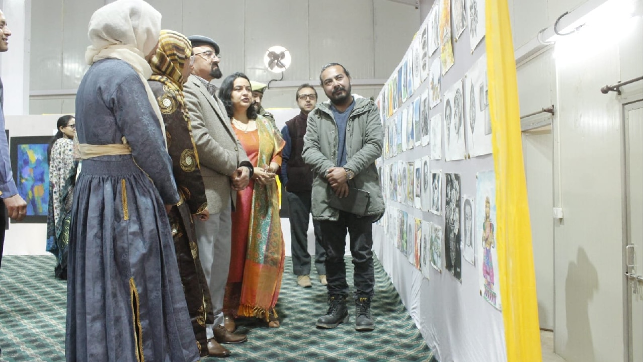 लद्दाख के आर्टिस्ट ग्रुप के साथ मिलकर एग्ज़ीबीशन का आयोजन