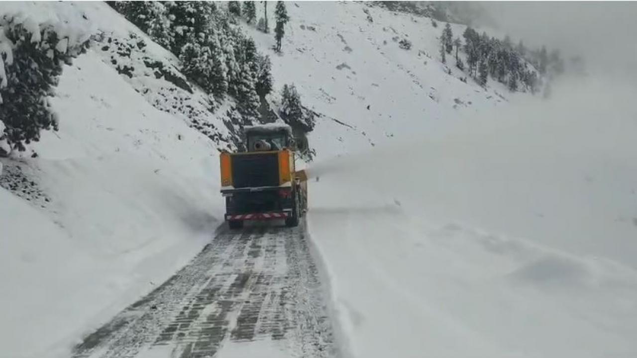 बर्फ हटाने का काम जारी