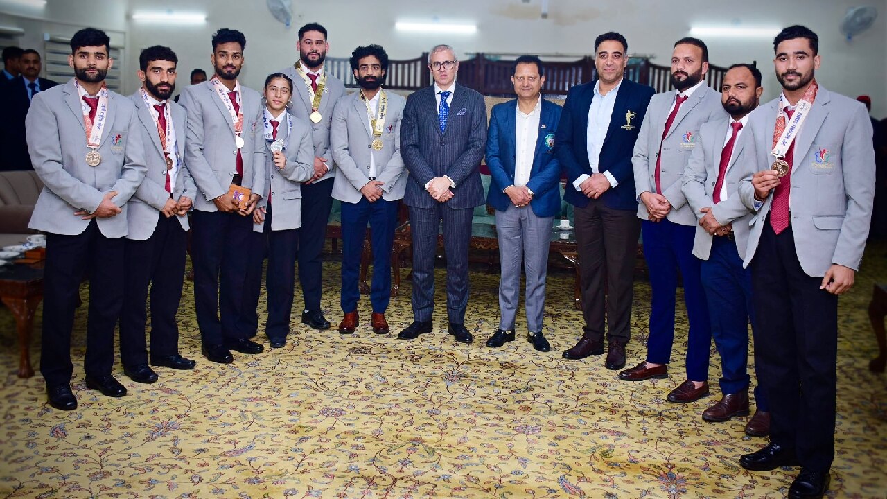 J&K Wushu Team : जम्मू-कश्मीर की वुशू टीम से मिले CM उमर अब्दुल्ला ! 