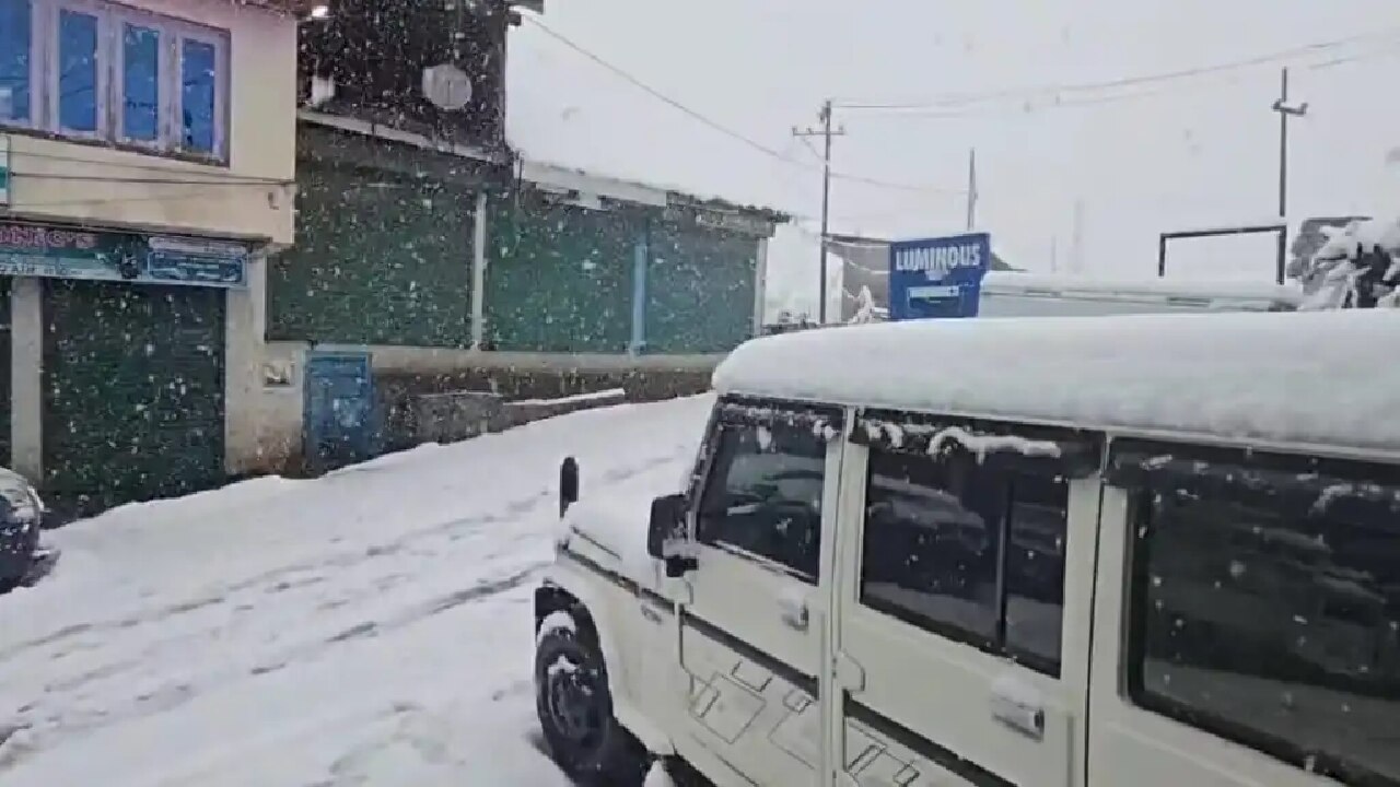 Heavy Snowfall : कश्मीर में भारी बर्फबारी से जनजीवन अस्त-व्यस्त और ट्रैफिक ठप्प !