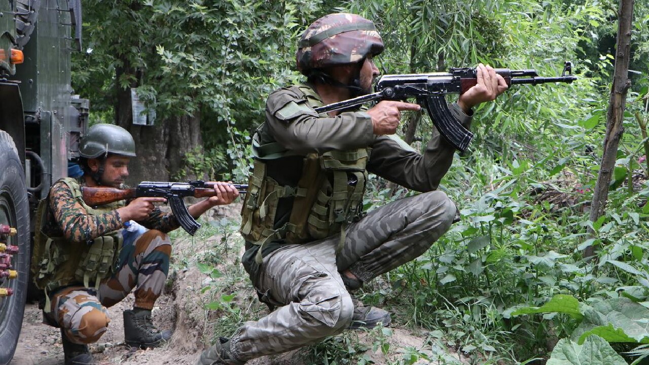 Kulgam Encounter : पहलगाम हमले के बाद कश्मीर में बढ़ा तनाव, कुलगाम में सेना और आतंकियों के बीच मुठभेड़ जारी...