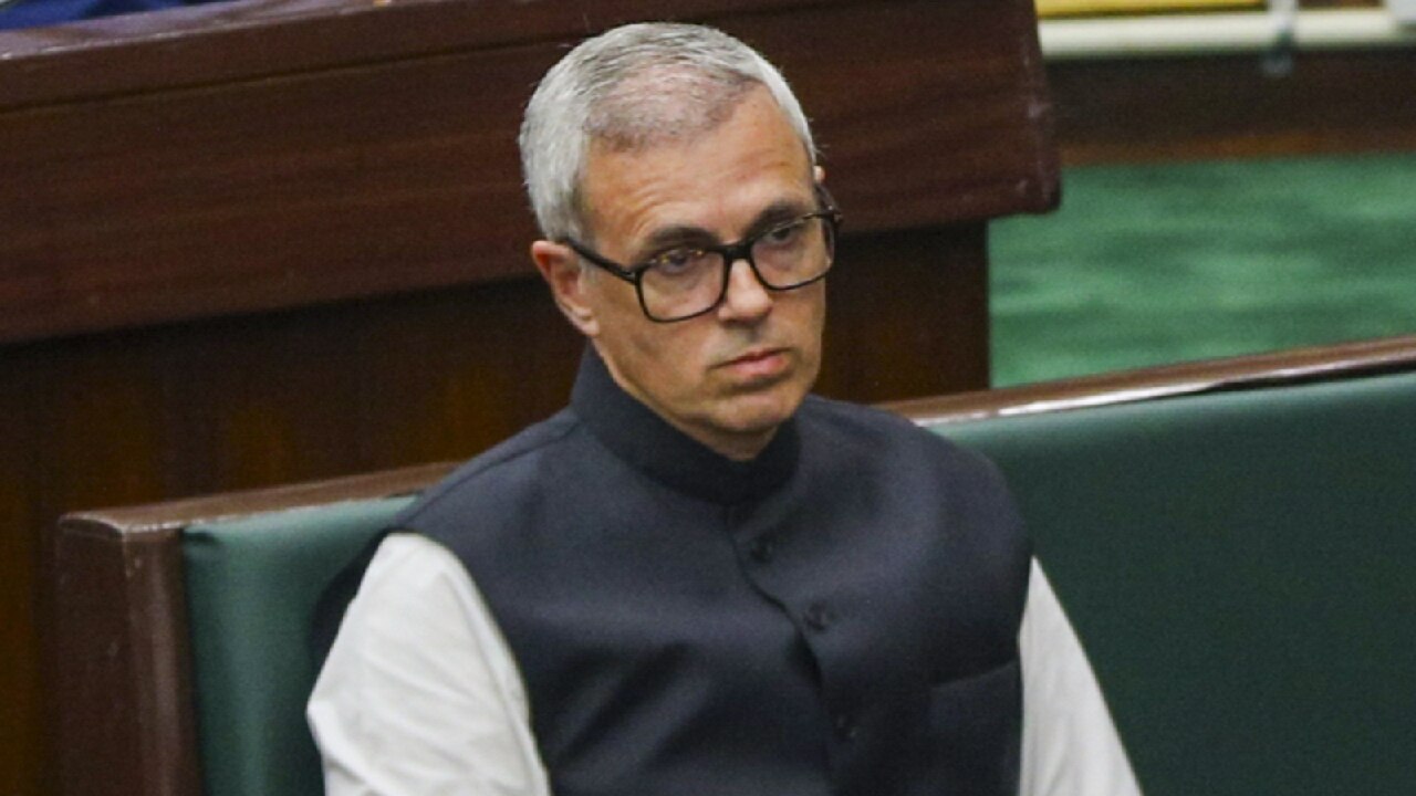 CM Omar Abdullah : पहलगाम हमले के शहीदों को दी श्रद्धांजलि देते वक्त भावुक हुए CM उमर अब्दुल्ला!
