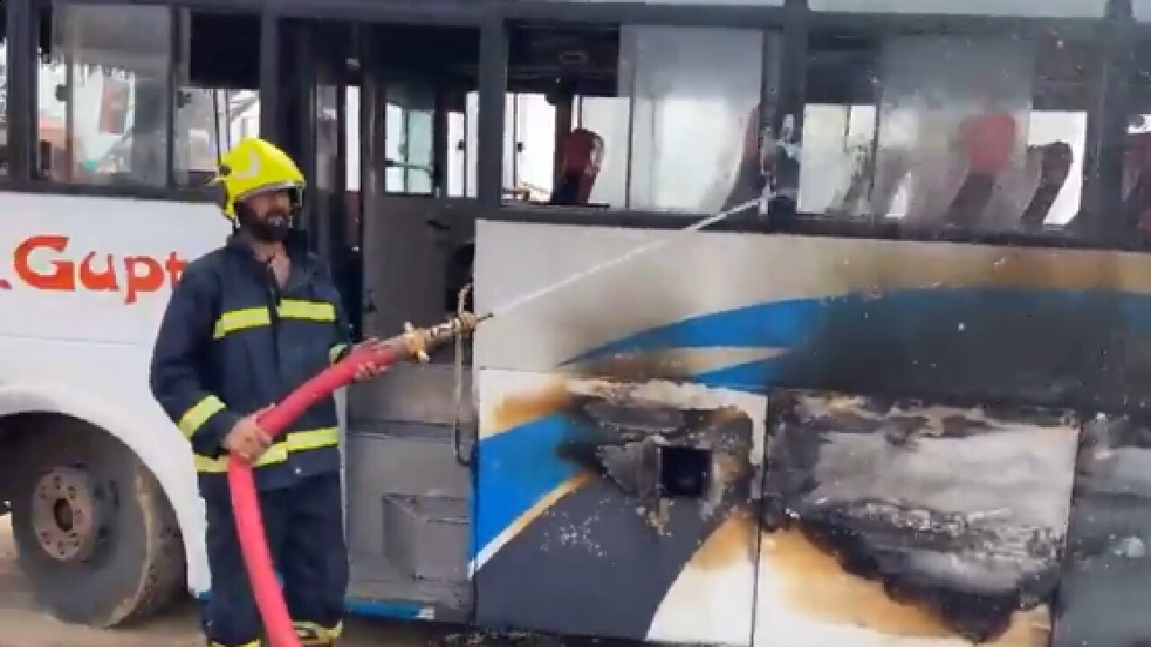 Breaking News : नेशनल हाईवे पर चलती बस में लगी आग, मची अफरा-तफरी!
