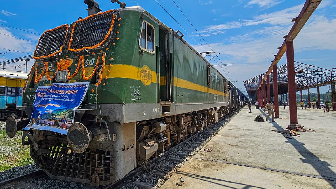 पंजाब से पहली मालगाड़ी कश्मीर घाटी में पहुंची, रचा इतिहास!