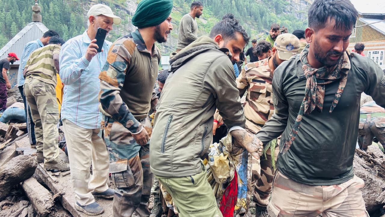 भोजन, पानी व जरूरी सामान पहुंचा रही सेना