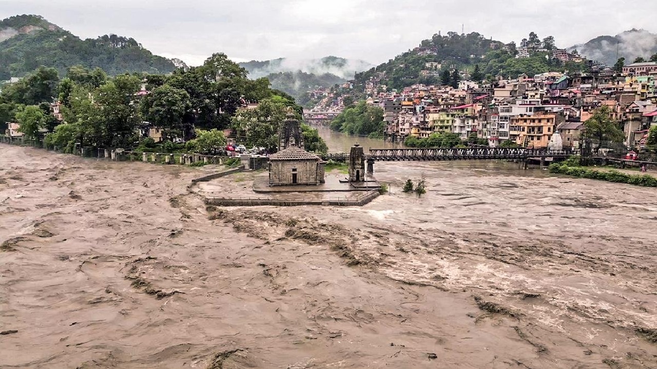 लगातार बारिश से बिगड़े हालात
