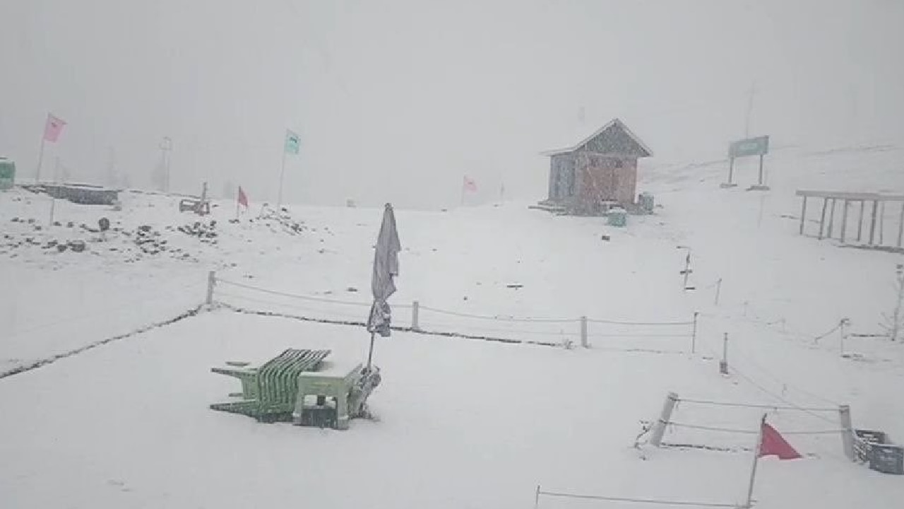 1. गुरेज के राजदान टॉप पर बिछी सफेद चादर