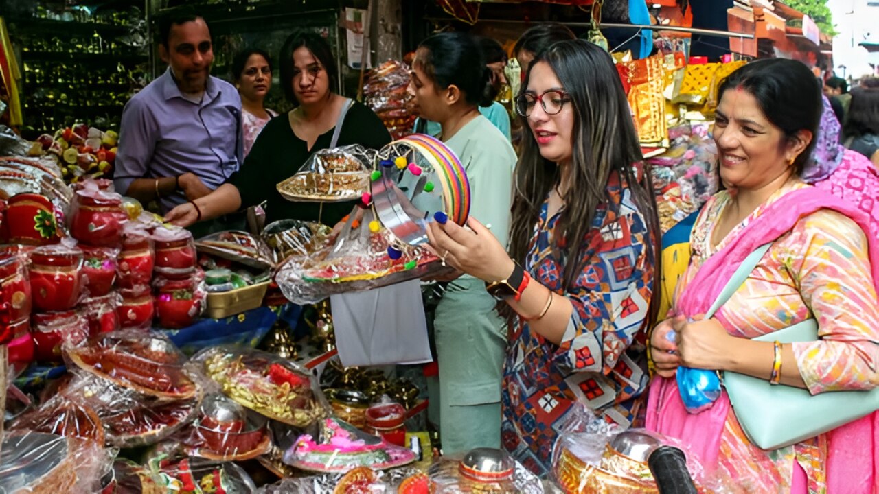 1. करवा चौथ का उल्लास जम्मू में चरम पर