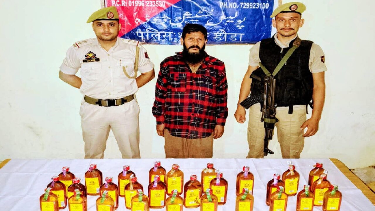 पुलिस को देखते ही 'कांपने' लगा ये शख्स! बैग में छिपा रखी थीं 28 बोतलें, डोडा पुलिस ने लिया तगड़ा एक्शन...