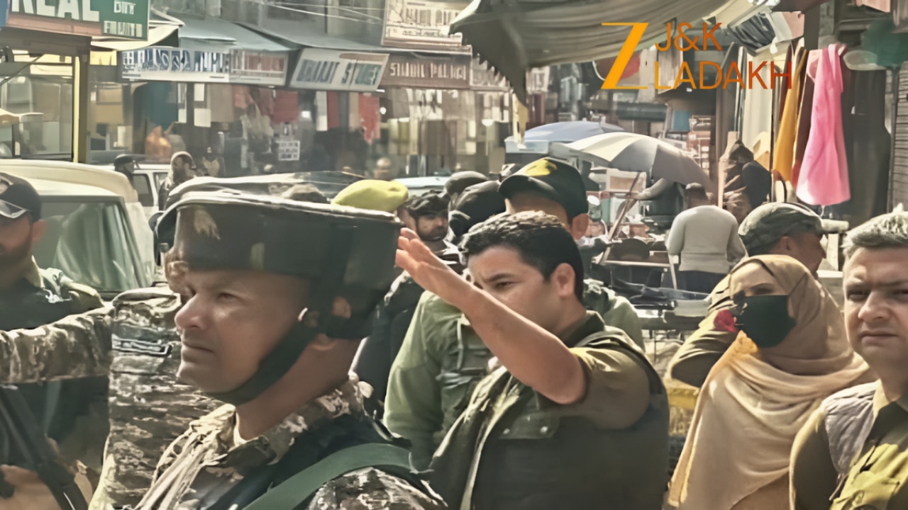 लाल चौक पर हड़कंप: खुफिया इनपुट के बाद श्रीनगर में पुलिस का मेगा सर्च ऑपरेशन, जानें क्या है पूरा मामला!