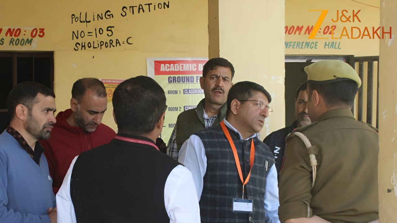 बडगाम उपचुनाव की गहमागहमी तेज़; चुनावी पर्यवेक्षकों ने किया मतदान केंद्रों का दौरा, पारदर्शिता पर ज़ोर!