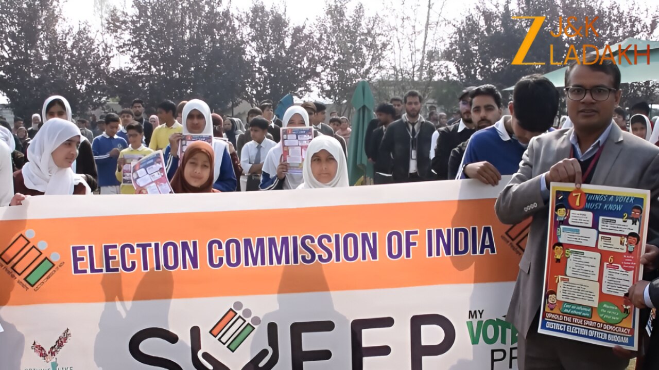 J&K: युवाओं ने थामी लोकतंत्र की मशाल, ओमपोरा में SVEEP कार्यक्रम से गूंजा 'हर वोट जरूरी का नारा'