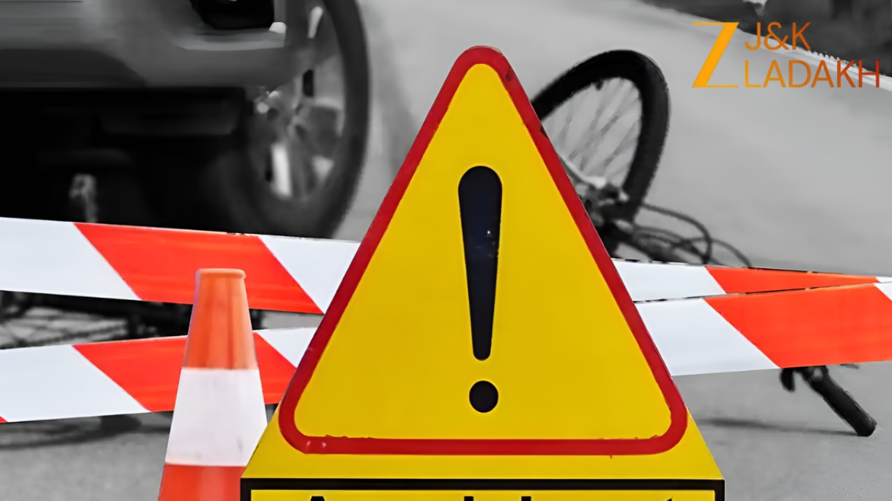 J&K: पुलवामा में दर्दनाक सड़क हादसा; तेज रफ्तार बाइक ने 7 साल की बच्ची को मारी टक्कर, इलाज के दौरान तोड़ा दम