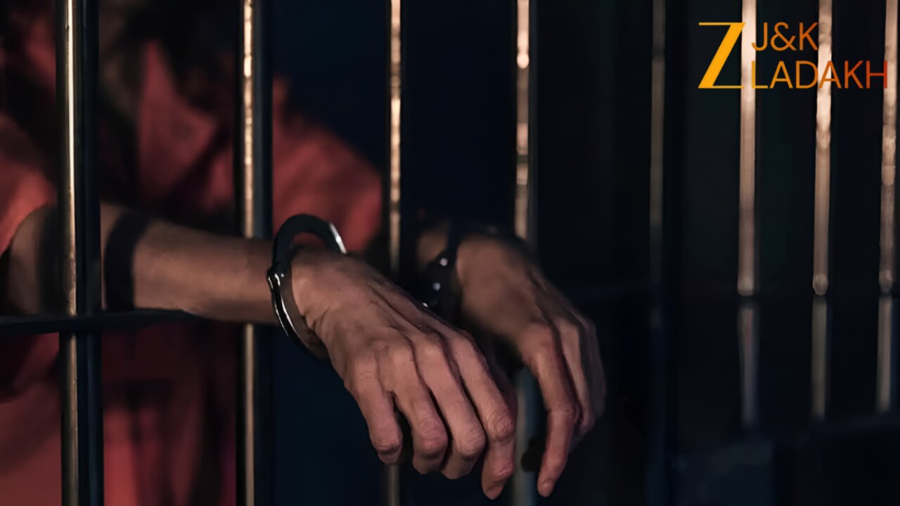 Jammu-Kashmir: अवंतीपोरा और बारामूला में पुलिस की बड़ी कार्रवाई, हेरोइन-चरस के साथ तीन तस्कर गिरफ्तार