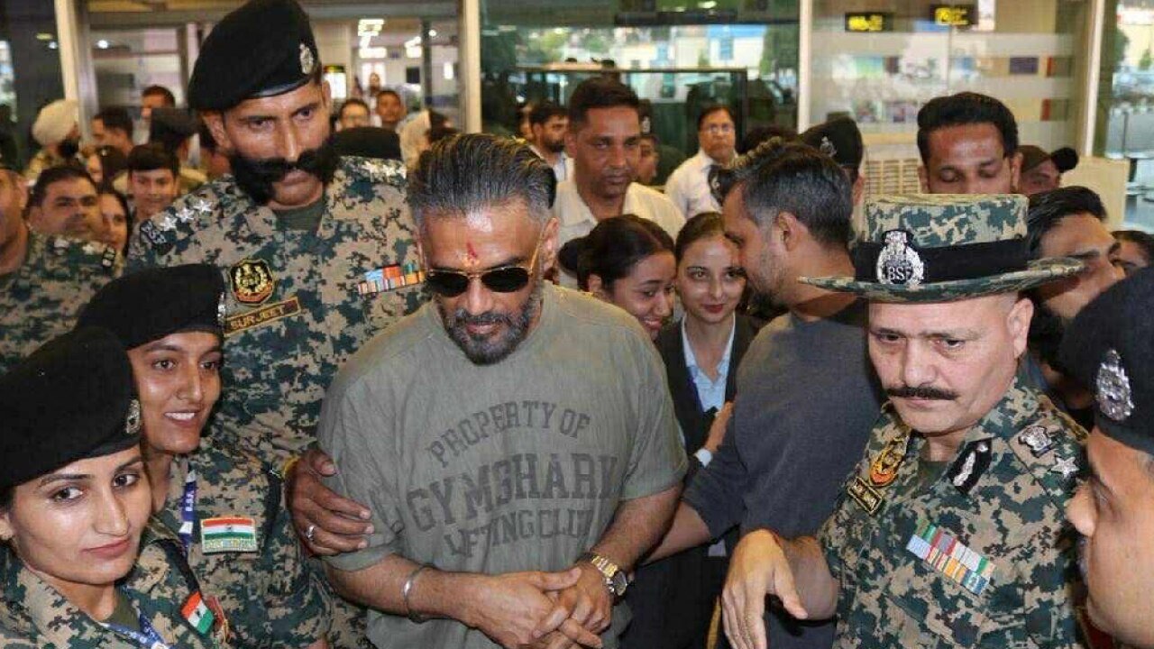 “अगर JK सुरक्षित है तो देश भी महफूज़” जम्मू पहुंचे सुनील शेट्टी, बोले- BSF जवानों की वजह से हम चैन की नींद सो पाते हैं!