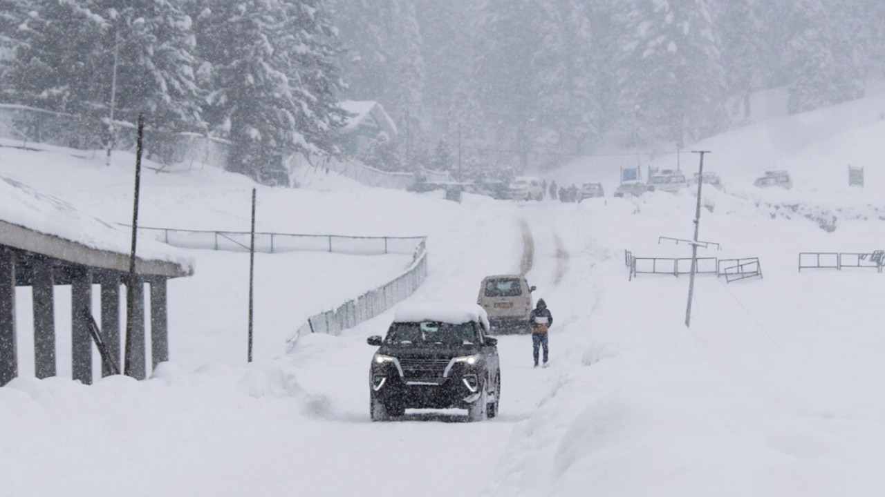 Snowfall : श्रीनगर, गुलमर्ग और पहलगाम में बढ़ी ठिठुरन, भारी बर्फबारी का खतरा, मौसम विभाग का अलर्ट जारी
