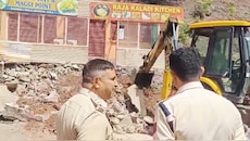 उधमपुर : चिनैनी में पुलिस का बुलडोजर एक्शन, ड्रग तस्कर की लाखों की अवैध संपत्ति जमींदोज़