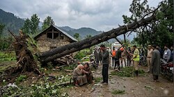 अनंतनाग में कुदरत का कहर: आंधी में पेड़ गिरने से घायल महिला ने तोड़ा दम, एक दिन पहले ही हुई थी पति की मौत...