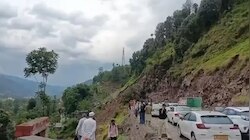 जम्मू-पुंछ नेशनल हाईवे पर भारी लैंडस्लाइड, मलबे में तब्दील हुई सड़क, दोनों तरफ फंसी सैकड़ों गाड़ियां, देखें ताजा अपडेट...