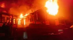 Srinagar: खनयार में 2 परिवारों की गृहस्थी जलकर राख, लाखों का नुकसान; पुलिस ने शुरू की जांच
