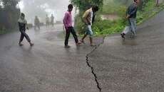 Breaking News: बारामूला में तड़के भूकंप के झटकों से हिली धरती, जान बचाकर घरों से भागे लोग