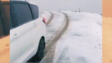Ladakh Weather : लद्दाख में वारी ला-पेंसी ला दर्रे पर ताज़ा बर्फबारी, मौसम बिगड़ा; प्रशासन ने जारी किया ट्रैवल अलर्ट