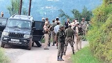  रामबन में पुलिस नाका तोड़कर भागी स्कार्पियो, सर्च ऑपरेशन के दौरान गाड़ी से मिला गोबर, मवेशी तस्करी का शक