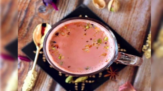 Kashmiri Pink Tea : रोज़ाना की चाय से बोर हो गए हैं तो ऐसे बनाएं कश्मीरी गुलाबी चाय