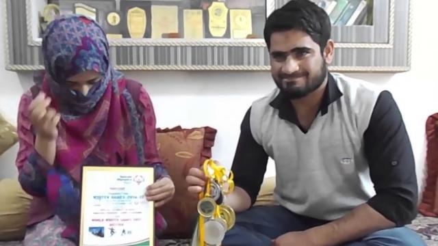  न बोल सकते है और न सुन सकते है फिर भी आमिर है कश्मीर के ऑलराउण्डर 