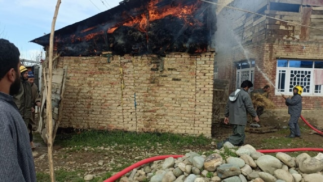 Three House Gutted : शोपियां में आग की जद में आए तीन मकान जलकर खाक !