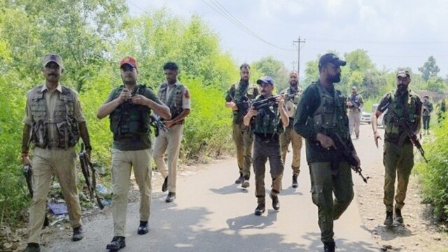 Breaking News : डोडा के जंगलों में सेना ने आतंकियों को घेरा, सर्च ऑपरेशन जारी...