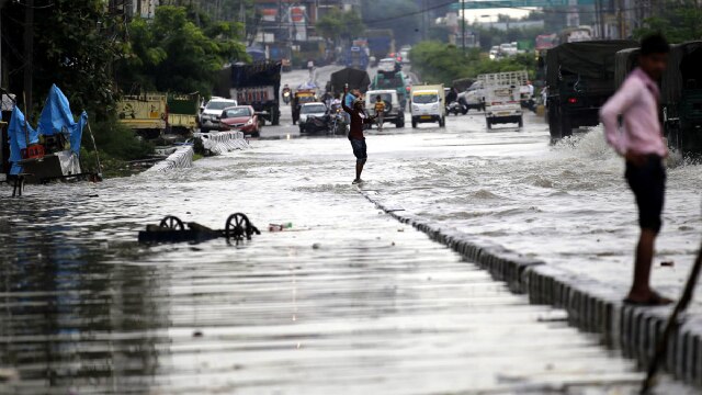 Extreme Weather : जम्मू में भारी बारिश के बाद कई इलाक़ों में भरा पानी...