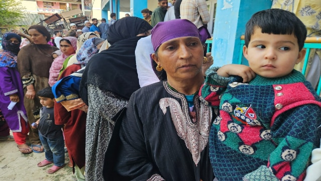 Jammu Kashmir Elections Phase 1 polling Live: शाम 5 बजे तक किश्तवाड़ में हुई बंपर वोटिंग, पुलवामा में सबसे कम !  