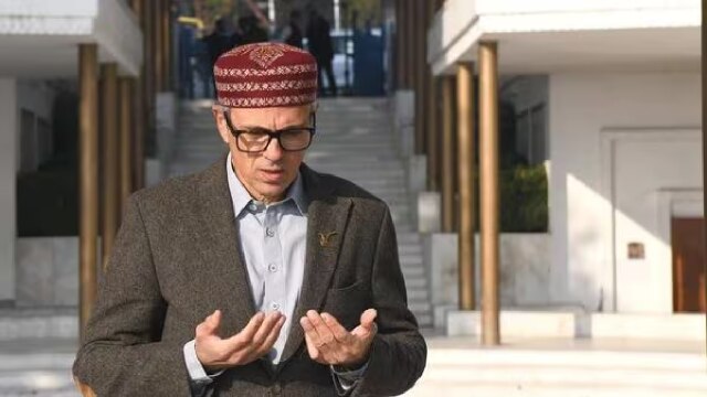 Omar Abdullah Oath Ceremony : जम्मू कश्मीर UT के पहले मुख्यमंत्री बने उमर अब्दुल्ला, मंत्रियों के साथ ली शपथ ! 