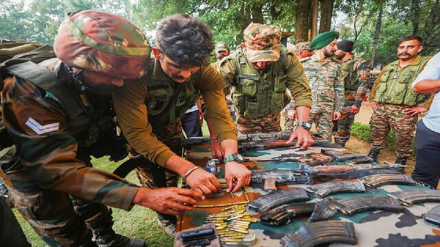 Terrorist Eliminated : अख़नूर एनकाउंटर के 72 घंटे बाद सेना को मिला हथियारों का ढेर...