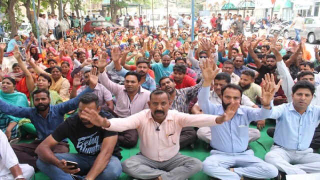 JMC Workers Protest : जम्मू म्यूनिसिपल कारपोरेशन के सफाई कर्मचारियों ने किया प्रोटेस्ट !  