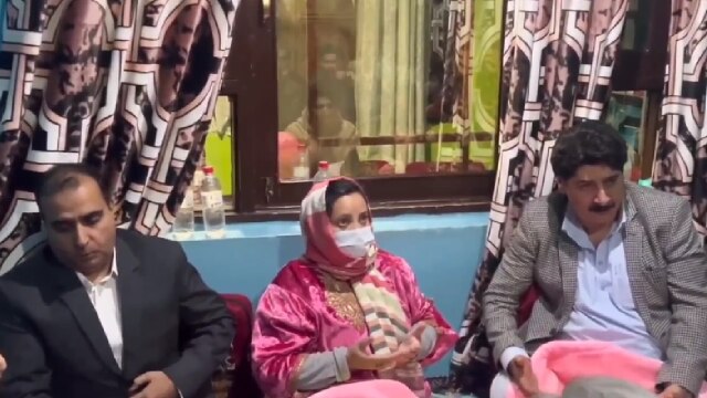 Srinagar Attack : आतंकी हमले में मारी गईं आबिदा के घर पहुंची सकीना इटू ! 