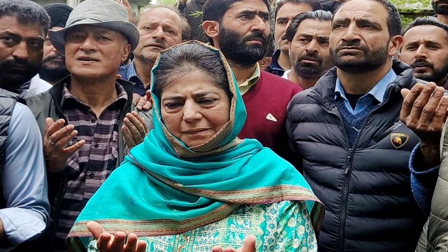 Srinagar Grenade Attack : श्रीनगर ग्रेनेड हमले में मारी गई आबिदा लोन के घर पहुंची महबूबा मुफ्ती...