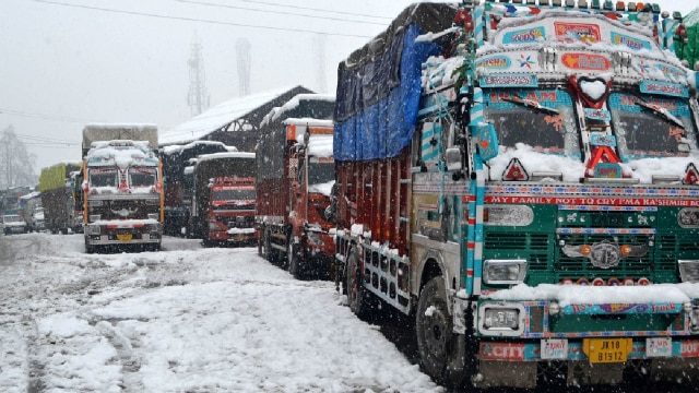 Snowfall in J&K : घाटी में बर्फ़बारी ने रफ्तार पर लगाया ब्रेक, सड़क से बर्फ़ हटाने का काम जारी...
