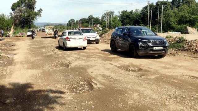 Traffic Suspended : जम्मू-अखनूर 4 लेने प्रोजेक्ट पर जारी काम के चलते ट्रैफिक बंद !