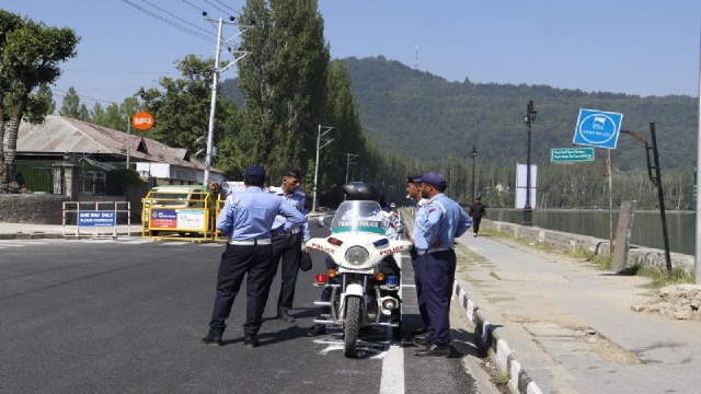 Traffic Police : ट्रैफ़िक रूल तोड़ने वालों पर श्रीनगर पुलिस ने शुरू की खास मुहिम ! 