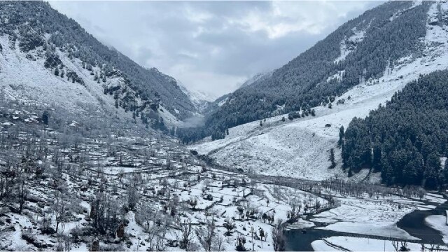 Weather Update : सोनमर्ग में बीते दो दिनों से जारी बर्फबारी ने बदले हालात...  