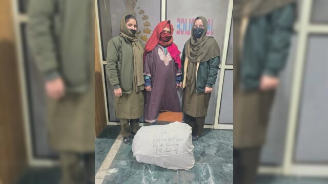 Woman Drug Peddler : 8 किलो भांग छिपा कर ले जा रही थी महिला, पुलिस ने किया गिरफ्तार...